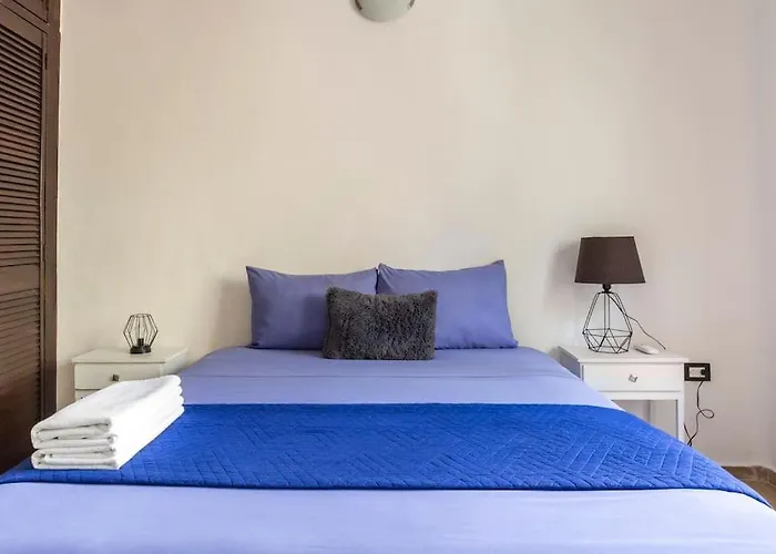 Apartamento 3 Bedroom In Quiet Residential Area